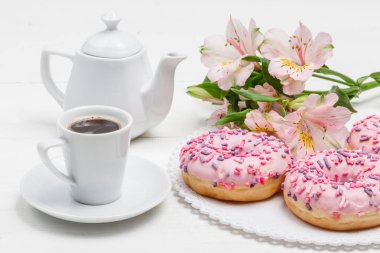 Yatakta kadın iş yerinde. Üstten Görünüm. Kahvaltı