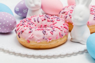 şık Paskalya çörekleri ve rustik ahşap backgrou boyalı yumurta