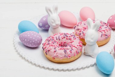 şık Paskalya çörekleri ve rustik ahşap backgrou boyalı yumurta