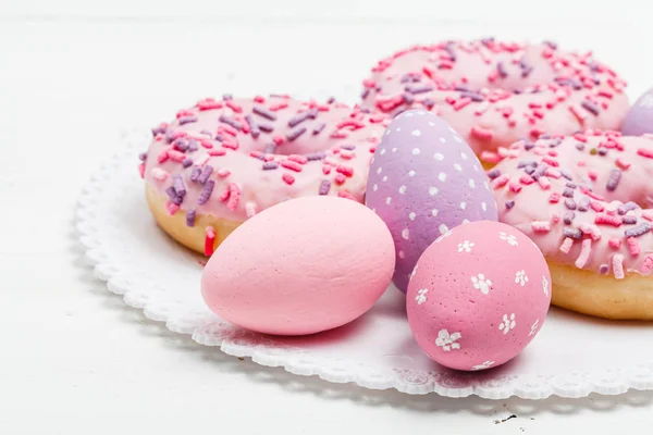 Dona rosquillas glaseado espolvorea sobre rosquillas rosa brillante azúcar stra — Foto de Stock