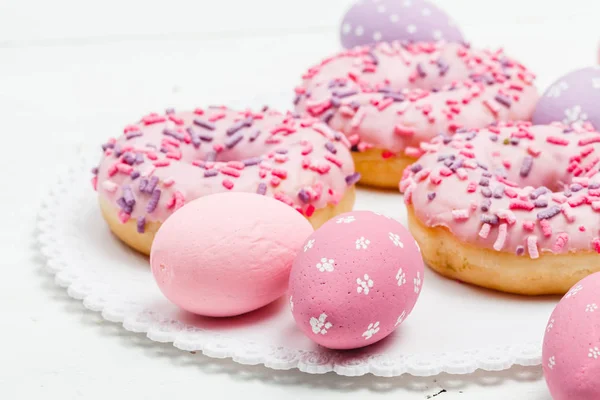 Deliciosas rosquillas con bayas en el fondo de madera blanca. Comida dulce. De cerca. — Foto de Stock