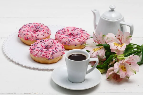 Café con rosquillas glaseadas, aperitivo ligero para el desayuno — Foto de Stock