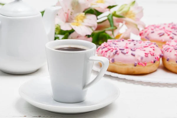 Kaffee mit glasierten Donuts, leichter Frühstückssnack — Stockfoto