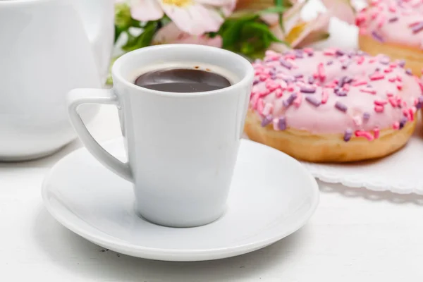 Donut Donuts Zuckerguss Streusel auf Donuts rosa heller Zucker stra — Stockfoto