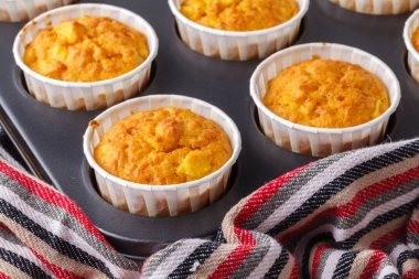 Krem ve şekerlenmiş meyve ile kabak kekler