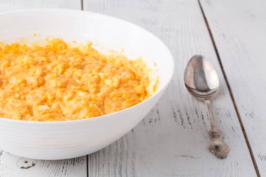 Dilimlenmiş ve rendelenmiş, taze turuncu kabak hazırlamak yemek pişirmek için. Veya