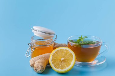 Limonlu zencefil çayı fincan. Boşaltmak