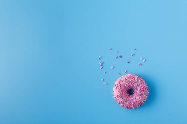 mavi renkli bir arka plan üzerinde sırlı çörek