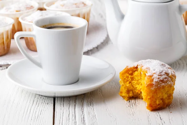 Zelfgemaakte herfst pompoen muffin klaar om te eten — Stockfoto