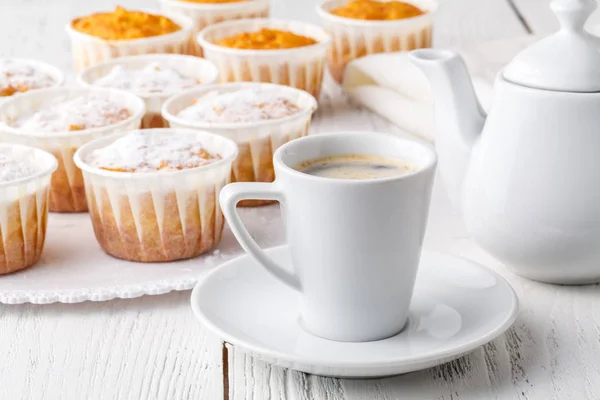 Klassische Kaffeemuffins auf einem weißen Tisch. Süßes Frühstück — Stockfoto