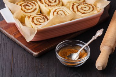 bir fırın tepsisine tarçınlı çörek