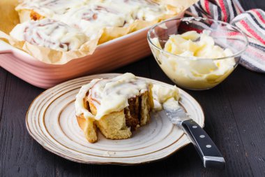 Kahvaltı için krem peynirli tarçınlı çörekler