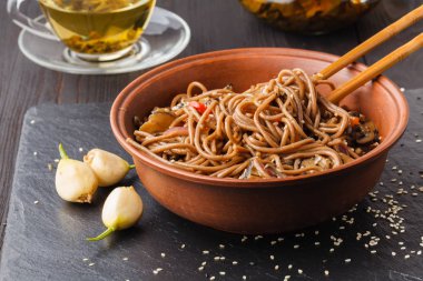 Soba noodle patlıcan tatlı ve ekşi sos ile