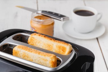 içinde kahvaltıda kızarmış ekmek ile tost