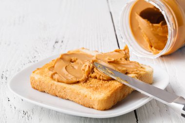 Kızarmış ekmek ve fıstık ezmesi masada Kahvaltı