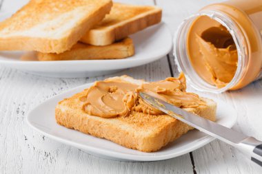 tipik yüksek kalorili kahvaltı tost ve fıstık ezmesi ile