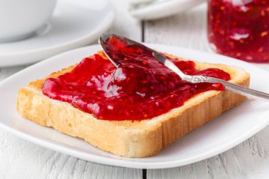 Tatlı reçelli kahvaltı masasında hizmet lezzetli kızarmış ekmek 