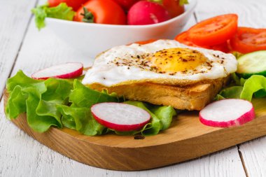 Continental Kahvaltı - kızarmış ekmek, reçel, fıstık ezmesi, meyve suyu