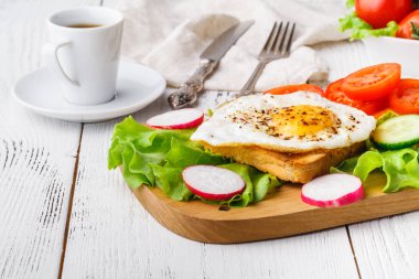 Kahvaltı: tost, marmelat, kahve