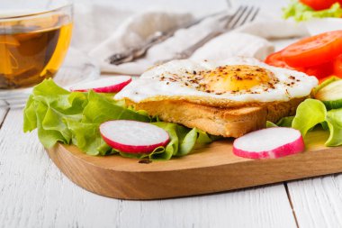 Continental Kahvaltı - kızarmış ekmek, reçel, fıstık ezmesi, meyve suyu