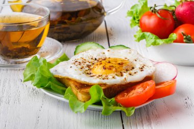 tipik kahvaltı tost ile otelde