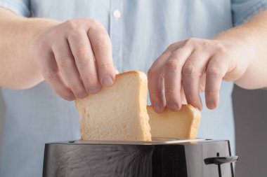 Mutfak at tost yapma beyaz bir adamın yakın çekim