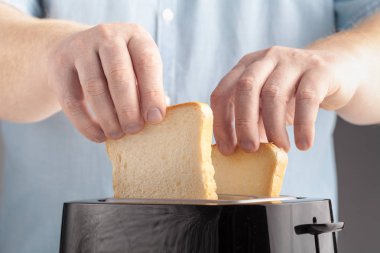 yakın çekim bir tost ekmek kızartma makinesi alarak adam vurdu