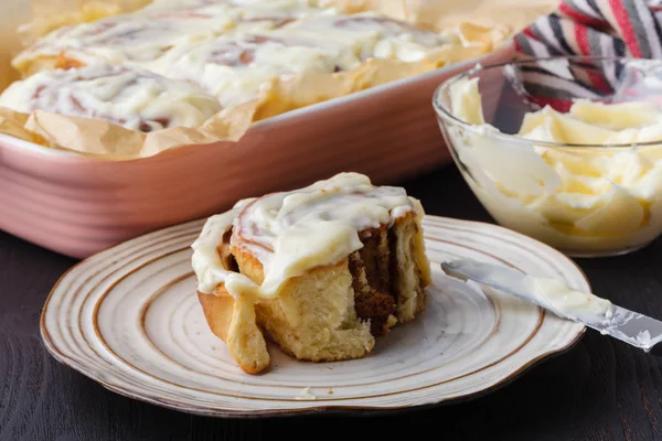 Buns with cinnamon cheese cream for breakfast — Stock Photo, Image