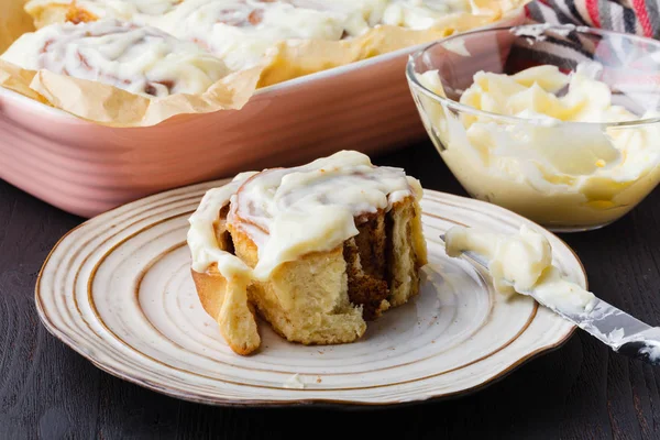 Buns with cinnamon cheese cream on the baking tray view from the top — Stock Photo, Image