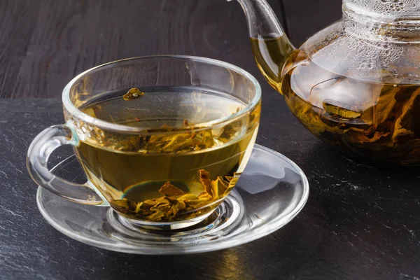 Зеленый чай в стеклянной кружке на кухне — стоковое фото
