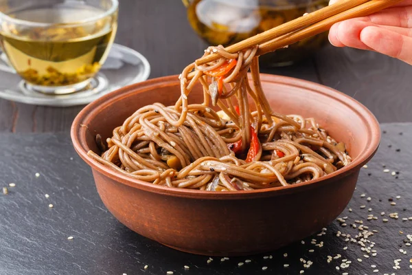 Macarrão Soba com berinjela em molho doce e azedo — Fotografia de Stock