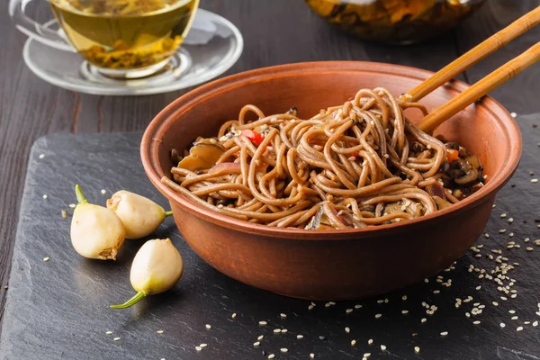 Macarrão Soba com berinjela em molho doce e azedo — Fotografia de Stock