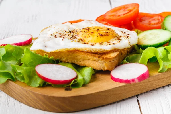 Roti panggang renyah dengan telur goreng dan arugula segar, secangkir kopi, sarapan di kamar hotel — Stok Foto