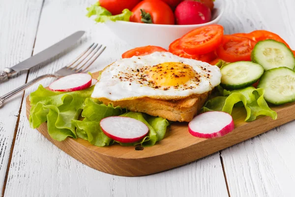 Sarapan roti panggang dengan telur rebus, rempah-rempah dan arugula — Stok Foto