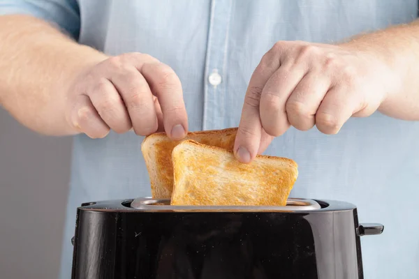 Close up de um homem branco fazendo torradas na cozinha — Fotografia de Stock