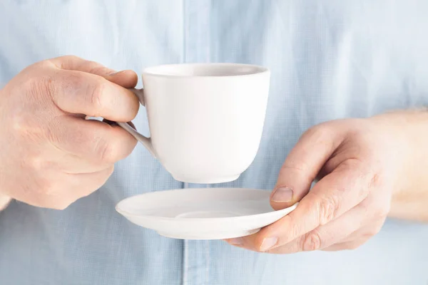 Рука людини тримає каву або чашку чаю — стокове фото