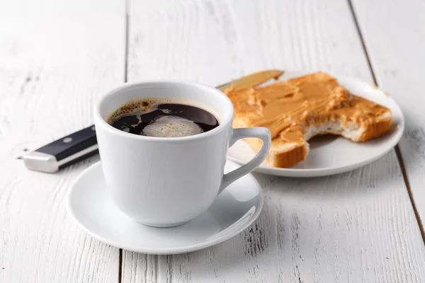 Сніданок з тостами та арахісовим маслом — стокове фото