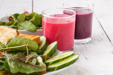 Taze ekmek peynir ve otlar ile