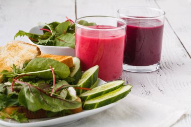 Taze marul, fesleğen ve krem peyniri ile sandviç