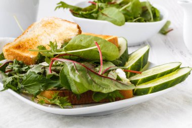 Çok tahıl ekmek, krem peynir ve yeşillikler ile sağlıklı sandviçler