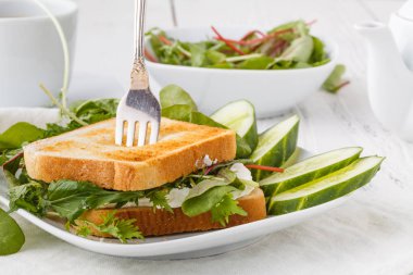 Diyet sağlıklı gıda. Avacado, domates ve fesleğen ile ekmek