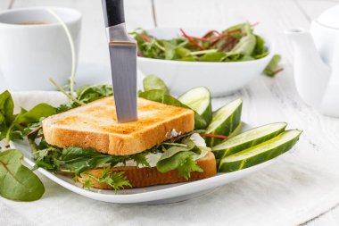 Diyet sağlıklı gıda. Avacado, domates ve fesleğen ile ekmek