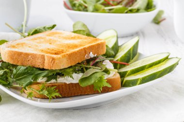 Taze ekmek peynir ve otlar ile