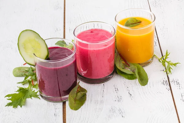 Veganer alternativer Milchshake ohne Milchprodukte. Haferflocken Milch mit Beeren auf weißem Tisch — Stockfoto