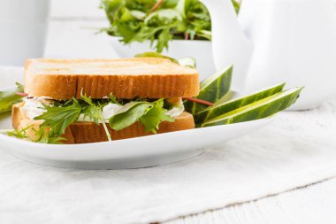 Taze marul, fesleğen ve krem peyniri ile sandviç