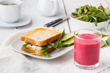 Taze marul, fesleğen ve krem peyniri ile sandviç