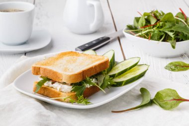 Taze ekmek peynir ve otlar ile