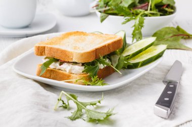 Taze ekmek peynir ve otlar ile