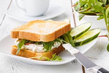 Diyet sağlıklı gıda. Avacado, domates ve fesleğen ile ekmek