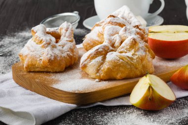Ahşap masada ev yapımı hamur işleri içeren kahvaltı